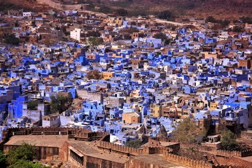 Obraz premium Vue sur la ville de Jodhpur ou aussi appelée la ville bleue depuis le Fort de Mehrangarh qui la surplomple