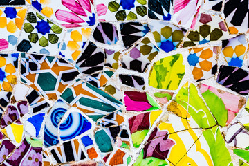 Fototapeta na wymiar Carreaux mosaïques colorées du Park Güell, Barcelone, Espagne
