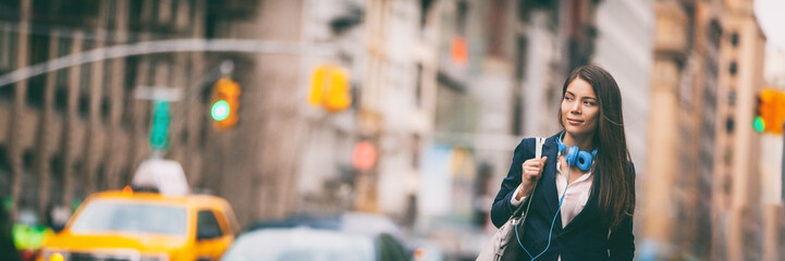 Naklejka premium Styl życia w Nowym Jorku Młoda kobieta azjatyckich spaceru do pracy na ulicy NYC. Miejskich ludzi hipster dziewczyna w panoramie transparent ruchu. Chinka patrząc na bok z torebką i słuchawkami na dojazdy.