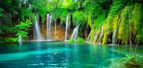 Crédence de cuisine en verre imprimé Vert-citron Cascade exotique et paysage lacustre du parc national des lacs de Plitvice, patrimoine mondial naturel de l& 39 UNESCO et célèbre destination de voyage de la Croatie. Les lacs sont situés dans le centre de la Croatie (Croatie proprement dite).