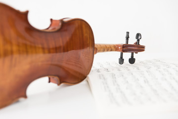 Violín sobre partitura © ismel leal