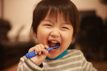 歯磨きする男の子