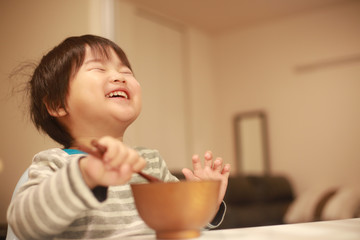 食事する男の子