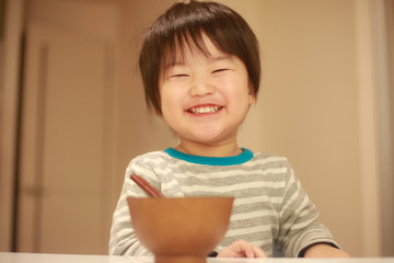 食事する男の子