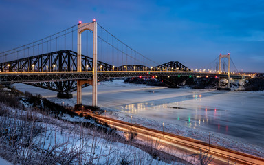 Fototapeta na wymiar Le pont au-dessus des glaces
