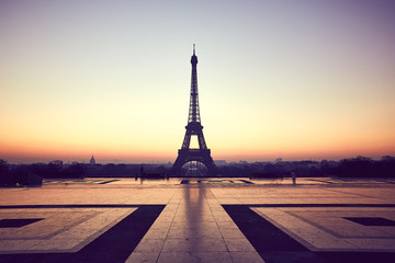Eiffel tower, early morning on trocadero - obrazy, fototapety, plakaty