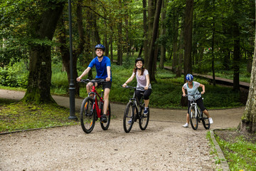 Naklejka premium Healthy lifestyle - people riding bicycles in city park