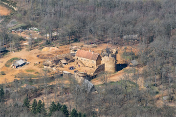 vue aérienne de la construction du Chateau médiéval de Guénédon dans l'Yonne en France