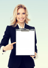 Naklejka premium young businesswoman showing blank clipboard