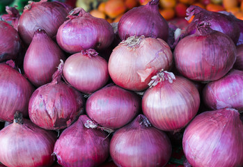 Organic onions in farmers market closeup