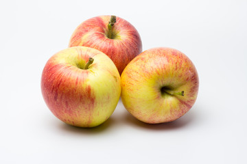 Tres manzanas maduras