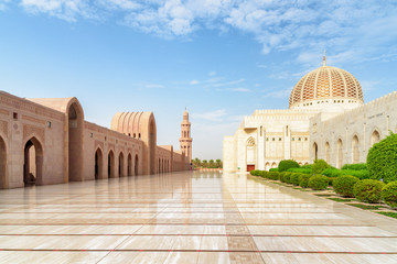 Deserted courtyard of the Sultan Qaboos Grand Mosque in Oman - obrazy, fototapety, plakaty