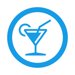 Icono plano silueta de copa de cocktail en círculo color azul