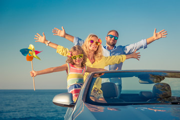 Obraz premium Happy family travel by car