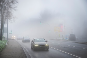 Straßenverkehr im Nebel