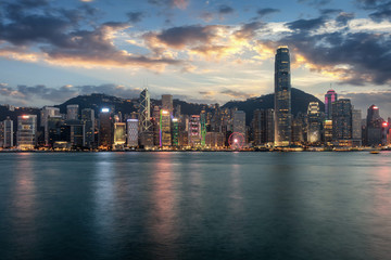 Die beleuchtete Skyline von Hong Kong nach Sonnenuntergang: der Victoria Harbour und Central Bezirk