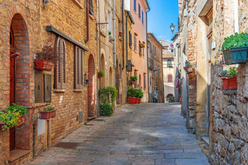 Piękna aleja w starym toskańskim miasteczku, Włochy - obrazy, fototapety, plakaty