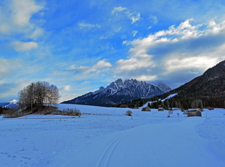 bella immagine delle montagne innevate in inverno