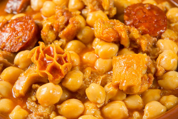 Callos de ternera con garbanzos