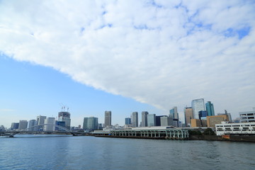 Fototapeta na wymiar 隅田川沿いに広がる湾岸エリアの風景