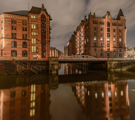 Obraz premium View from Sandtorkai-Hof to Kannengießerort at night in the Speicherstadt Hamburg