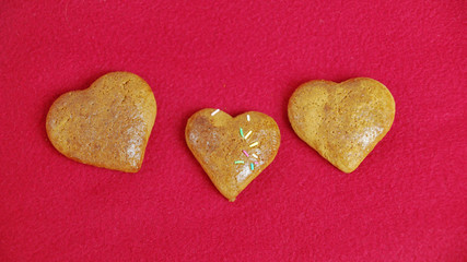 drei Lebkuchen Herzen auf rotem Hintergrund, Muttertag