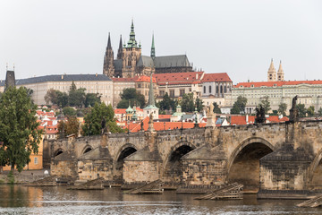 Obraz premium The Charles Bridge spans the river under the eye of Prague Castle