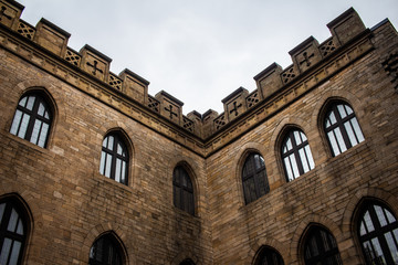 Burggemäuer in dramatischer Stimmung