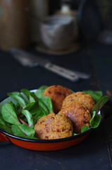 rote Linsen-Couscous Bratlinge mit Paprika und Salat