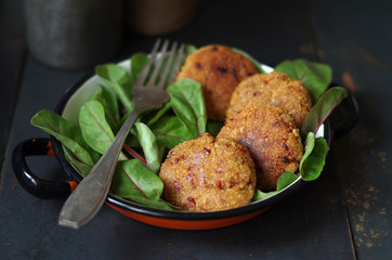 rote Linsen-Couscous Bratlinge mit Paprika und Salat