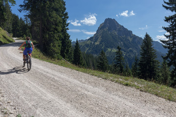Fototapeta na wymiar Mountainbiketour am Aggenstein