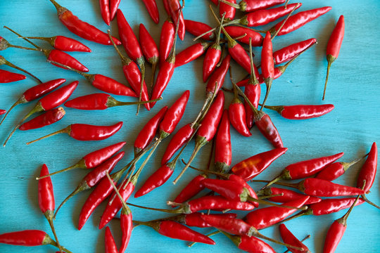 Chiles sobre fondo azul