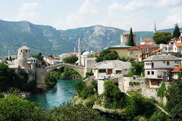 Die Stadt Mostar mit ihrer berühmten Brücke – beliebt und bekannt bei Backpackern in Europa!