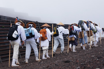 Eine Wanderung auf den Berg Mt. Fuji mit einer Gruppe Mönche, die gemeinsam den Berg besteigt