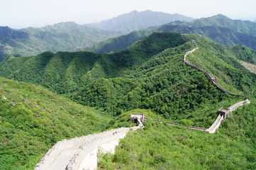 Eine Wanderung entlang der "Great Wall of China" oder Chinesische Mauer bei gutem Wetter mit weitem Ausblick