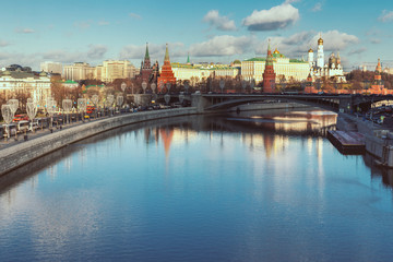 Naklejka na ściany i meble Moskva river and Kremlin view from the bridge
