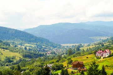 Fototapeta na wymiar View of the village of shidnytsya in the Carpathians mountains.