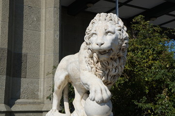 statue of a lion in front of the palace