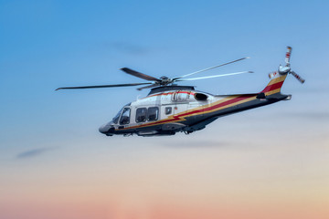 Elicottero in volo con il cielo sereno al tramonto