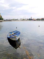 Topiąca się stara łódka © karolinaklink