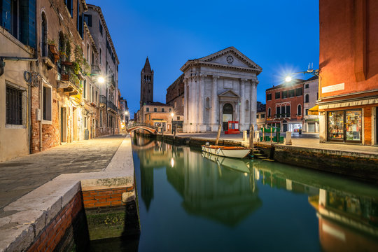 Romantische Gassen in Venedig, Italien