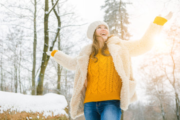 Glückliche Frau im winterlichen Wald