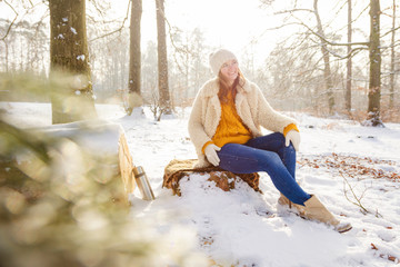 Glückliche Frau im winterlichen Wald
