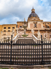 Piazza Pretoria is at the limits of the district of Kalsa, near the corner of Cassaro with Via Maqueda, just a few meters from the Quattro Canti, the exact center of the historic city of Palermo.