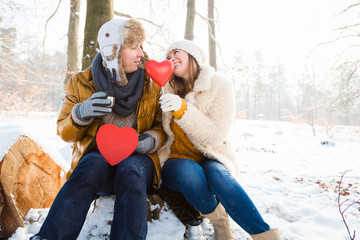 Pärchen in winterlicher Landschaft fröhlich verliebt , Valentinstag Konzept 