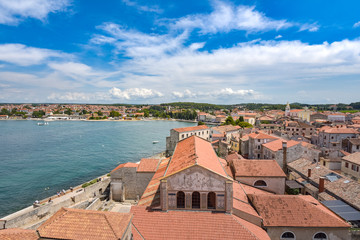 Fototapeta premium Altstadt von Porec mit Bucht und Meer