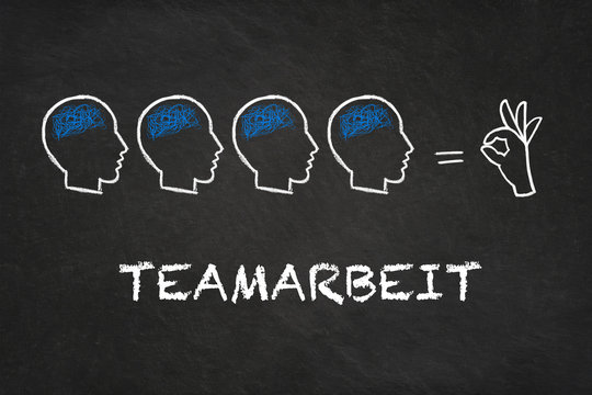 "Teamarbeit" Kopf, Gehirn, Hand mit Kreidetafel Hintergrund