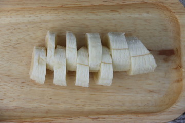 Tranches de banane sur un plateau en bois	