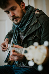 Nahaufnahme eines Gitarristen der Gitarre spielt
