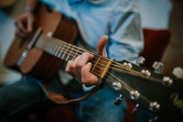 Obraz na płótnie Canvas Nahaufnahme der Hände, Finger eines Gitarristen der Gitarre spielt